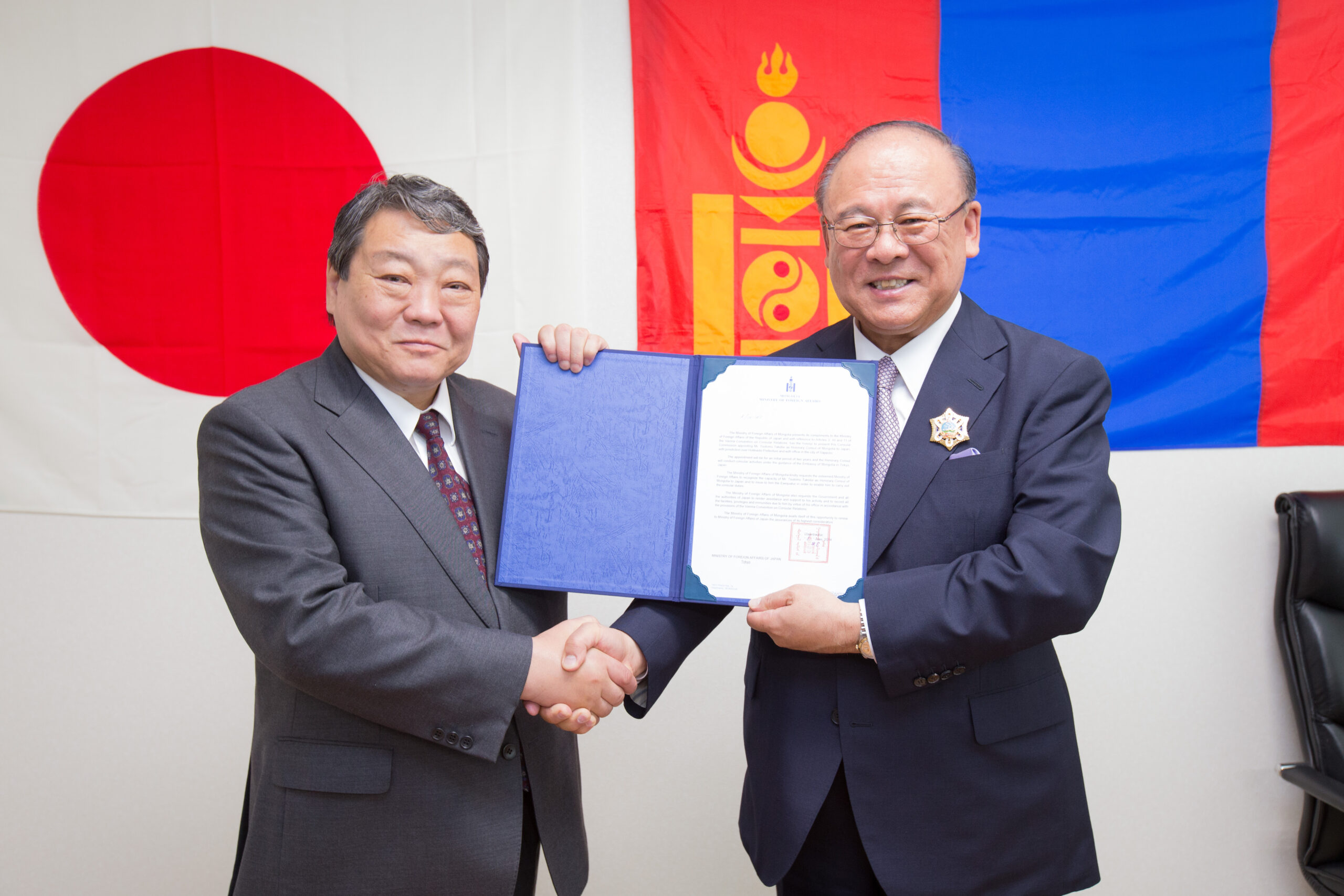 平成26年6月4日（水）当財団代表理事・会長の武部勤が「在札幌モンゴル国名誉領事」に就任