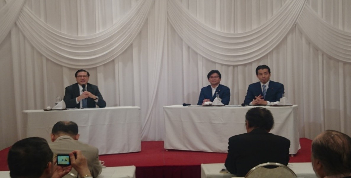 【(左より)瀧澤中先生、武部新環境大臣政務官、福田達夫防衛大臣政務官】