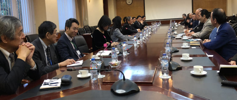 【ベトナム国国会見学(左)と日越大学での会議風景】